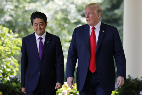2018年6月7日，川普總統與日本首相安倍晉三（Shinzo Abe）在白宮玫瑰園舉行聯合新聞發布會（圖片來源：Yuri Gripas-Pool / Getty Images）