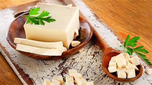 多吃豆腐、豆浆等黄豆的制成品，都有一定的减肥效果。