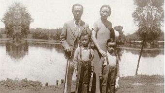 1939年8月，朱自清与夫人陈竹隐、三子朱乔森、幼子朱思俞（前右）摄于昆明翠湖公园。