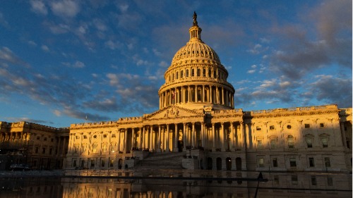 美国众议院周六（8月22日）通过了一项向美国邮政总局注资250亿美元的法案。图为美国国会大厦（图片来源：Alex Edelman / Getty Images）