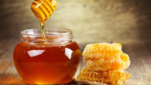 蜂蜜其实就是一种糖，只要含水量低，蜂蜜是可以长期保存的。