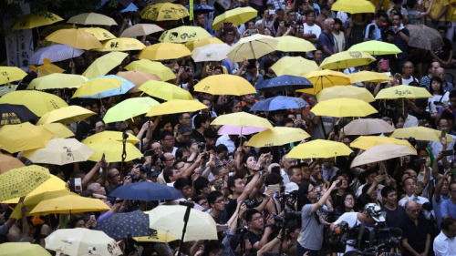 2014年香港爆發佔領運動等，多家民調均顯示，香港人考慮移民國外的比率大幅上升。