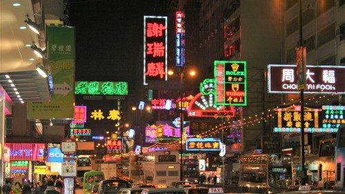 香港弥敦道霓虹灯夜景多次登上各大外媒纪录片、杂志，闻名中外