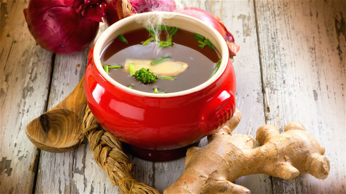 感冒初期喝薑湯可以幫助排汗，利於復原感冒症狀。