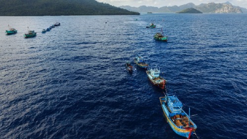 中国渔船近年频频进入他国敏感水域捕捞。示意图