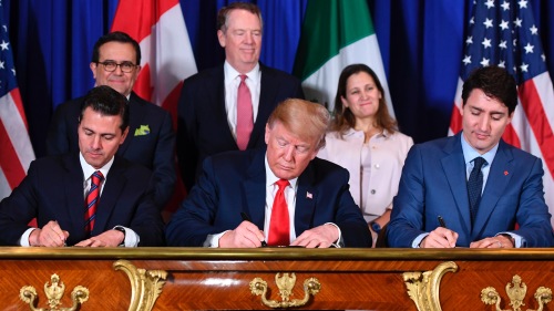 美国总统川普(中)、加拿大总理特鲁多(右)和墨西哥总统涅托签署了《美加墨贸易协议》。