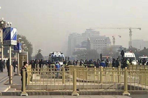 北京天安門再爆5人自殺事件軍警團團圍住事發現場