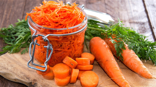 胡蘿蔔等根莖類蔬菜多含胡蘿蔔素等，能用以防癌。