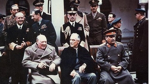 1945年2月，羅斯福（中）、丘吉爾、斯大林在蘇聯出席雅爾塔會議，簽訂「雅爾塔密約」。