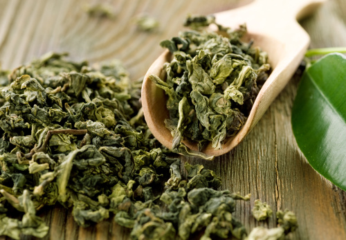 秦汉时期，茶叶的简单加工已经开始出现