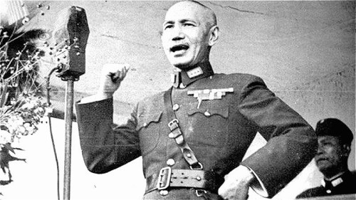 蒋公一生为国，体现忠孝节义，堪称中华民族英雄。图为其向国军发表抗战讲话。