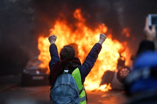 法國「黃背心」示威活動已經演變為更廣泛的反政府運動。