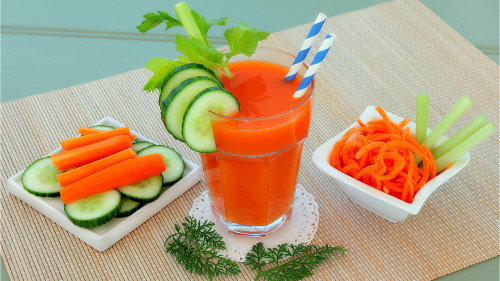 黄瓜胡萝卜汁，有除热、利水利尿、清热解毒的功效，排尿酸的效果相当好。