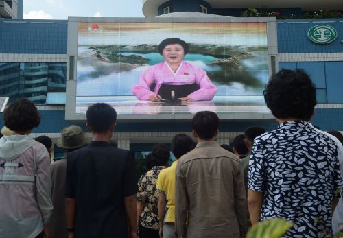 平壤民众在观看由李春姬播报朝鲜于2017年9月3日成功测试氢弹的新闻。