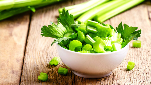 芹菜富含膳食纤维，能帮助降脂、降糖、降压。
