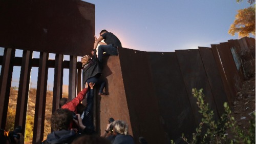 非法移民翻越美墨边境墙（图片来源：John Moore / Getty Images）