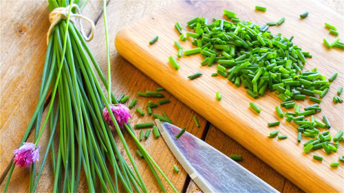 韭菜含大量膳食纤维，能促进肠胃蠕动，预防便秘。