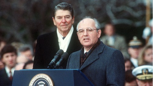 1987年12月8日，時任美國總統里根（左）與蘇聯領導人戈爾巴喬夫在裁軍首腦會議第一天的白宮歡迎儀式上。三天後，兩國領導人簽署《中導條約》