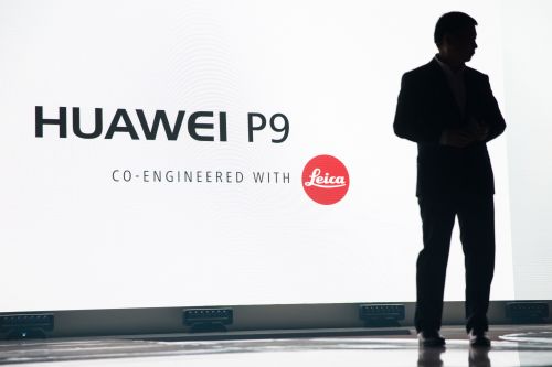 华为CEO余承东2016年4月6日在伦敦举行的新闻发布会上推出华为P9智能手机。