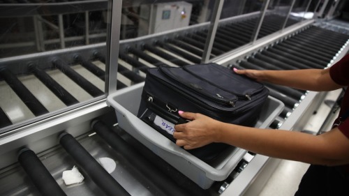台湾的行李箱合格标准是全球最严苛的！中部一家文创业者数百个委讬台商制作的行李箱没办法卖回台湾！图为行李箱示意图。