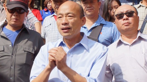 高雄市长当选人韩国瑜12月7日至玉皇宫参拜受访说，“高雄不能等”，上任后没有蜜月期。