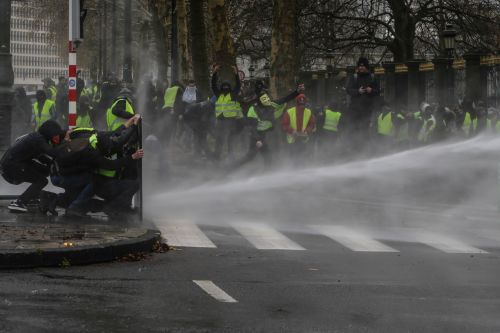 比利時布魯塞爾街頭，黃背心抗議者試圖突破防暴路障，遭到比利時警方發射水炮。