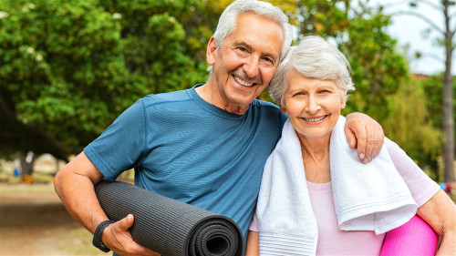 老人運動應量力而為，選擇適合自己的運動。