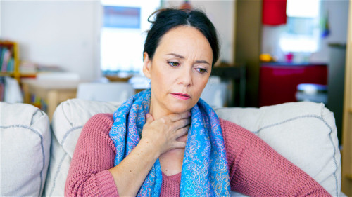 出现吞咽困难、嗓音嘶哑等症状，应警惕食道癌、喉癌。