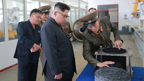 金正恩參问朝鮮国防科学院化学材料研究所