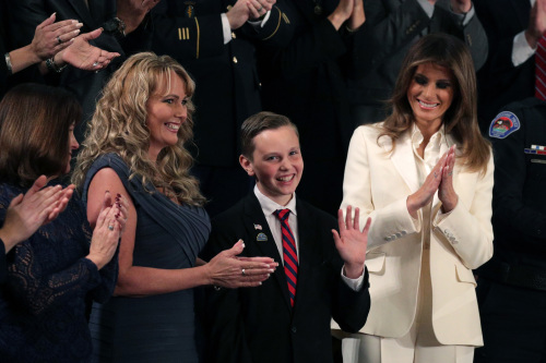 川普總統首次國情咨文演講特邀嘉賓之一：12歲男孩普雷斯頓（中）。