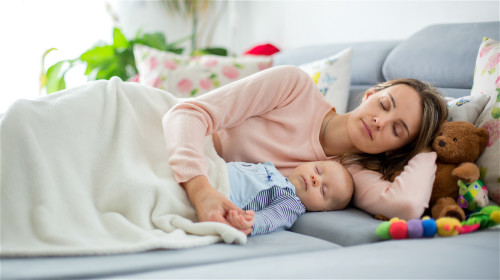 枕著胳膊睡，會出現明顯的肢體麻木，導致橈神經損害。