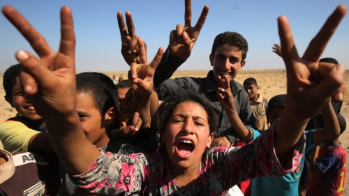 哈維賈(Hawija)正式獲解放。當地兒童開心地向對奧援的伊拉克部隊舉起勝利手勢