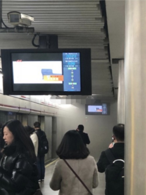上海地鐵1號線徐家匯站內冒濃煙
