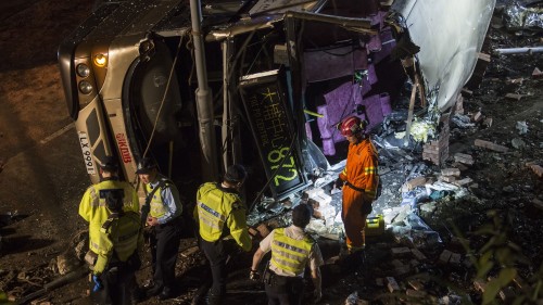 10日香港大埔公路发生19死66人伤的惨烈车祸。