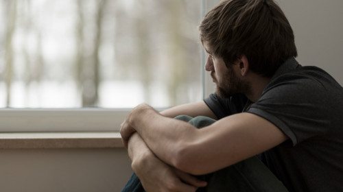 更年期男性容易產生負面情緒，像是情緒低落、抑鬱、孤獨等。