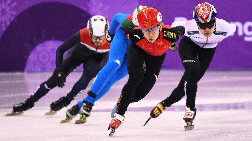 在短道速滑男子1000米小组赛当中，中国选手韩天宇被判犯规出局。