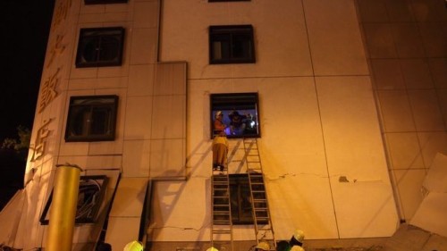 图为地震发生后第一时间统帅饭店救援情形。