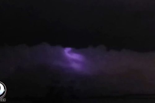 菲律賓天空驚現神祕紫光
