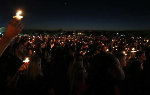 2月15日晚，数千人在斯通曼・道格拉斯高中为枪击案遇难者烛光守夜。