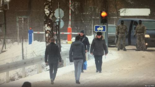 爱沙尼亚媒体公布的2月10日与俄罗斯间谍交换画面，在爱沙尼亚一侧拍摄。
