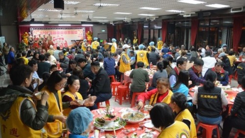 围炉晚会席开25桌，宴请逾250名受灾户及工作人员，现场准备满桌丰盛的素菜等佳肴，要让灾民吃好吃饱。