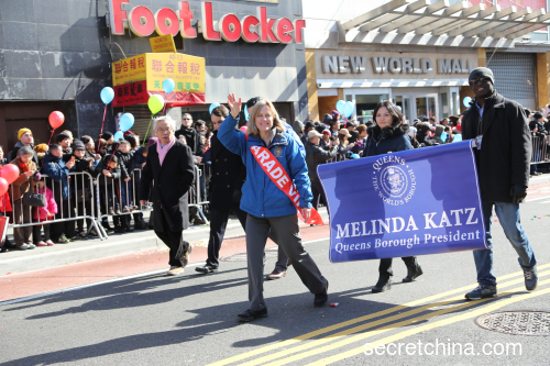 纽约各族裔近万人大游行 皇后区区长凯兹（Melinda Katz）
