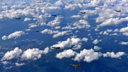 朝鲜8月29日发射导弹后，美军F-35战机与韩国战机联合军事演习（图片来源: Getty Images）