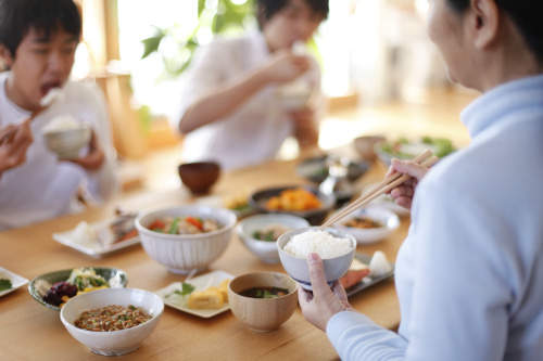 中國人在日本吃飯用筷子為什麼感覺很彆扭