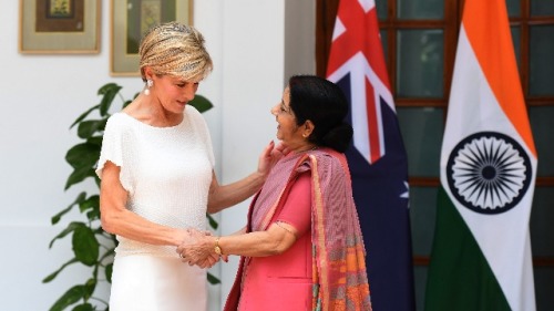 2017年，7月18日，澳大利亞外交部長朱莉．畢曉普（左）與印度外交大臣蘇薩瑪．斯瓦拉吉握手。