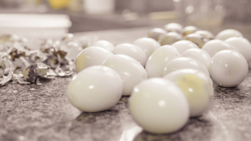 鵪鶉蛋經過4道人工檢查，最後12粒為一組以常溫軟袋包裝、裝箱出貨。