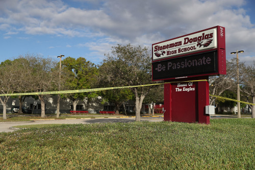 斯通曼．道格拉斯高中發生校園槍擊案。