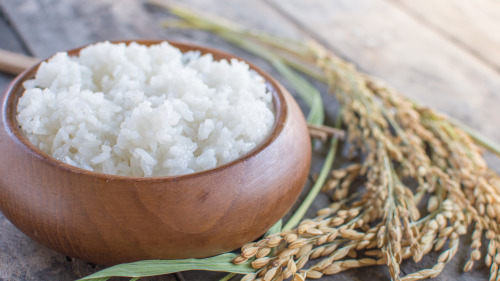 米饭要Q，重点在于米量的拿捏，煮饭时加入冰块可延缓吸水速度，煮出香Q米饭。