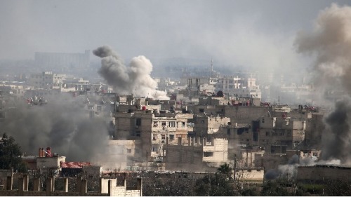 2018年2月20日拍摄的一张照片显示，叙利亚首都大马士革郊区被围困的东Ghouta地区的反政府武装遭到空袭。