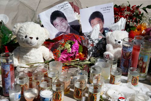 佛羅里達州帕克蘭民眾悼念槍擊案遇難者。圖為15歲華裔少年王彼特。